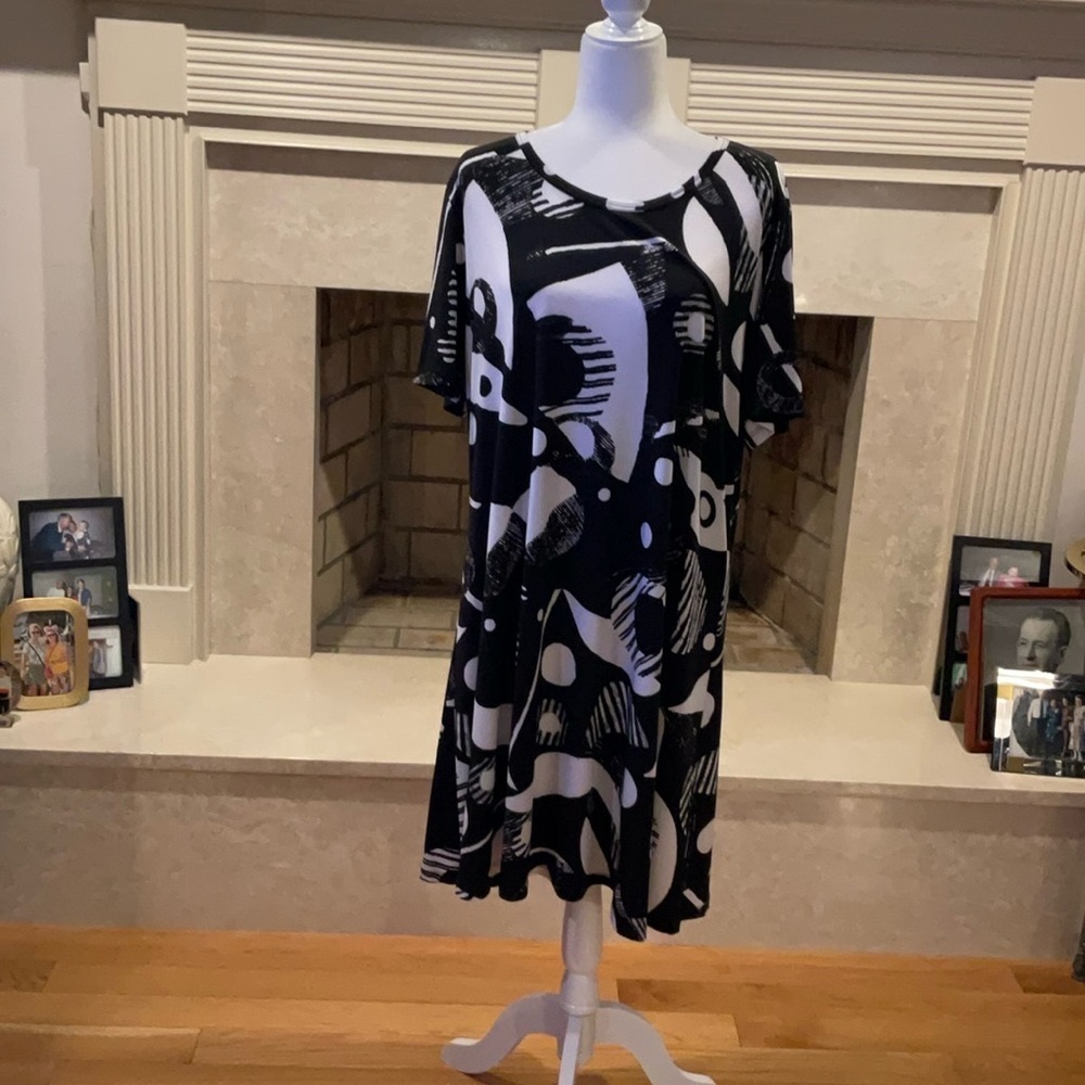 Black & White Abstract Swing Tunic Dress. Like New, 37” Long.